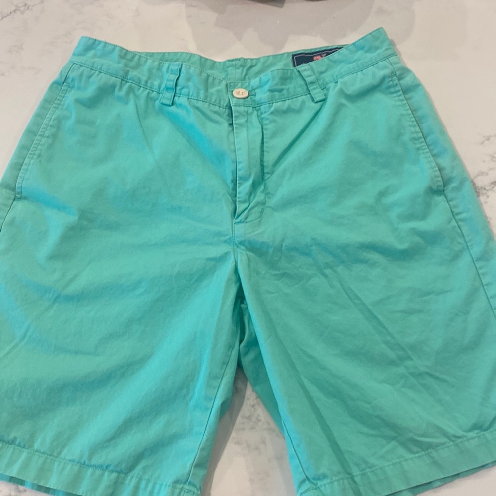 Light green vineyard vines shorts